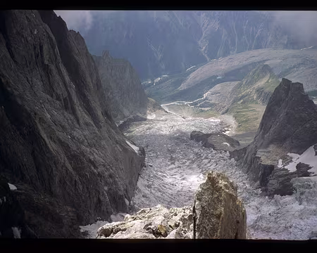 030.jpg Becquet à l’extrémité de l’épaule du Pilier, le glacier du Freney et le socle de la face W de la Noire.
