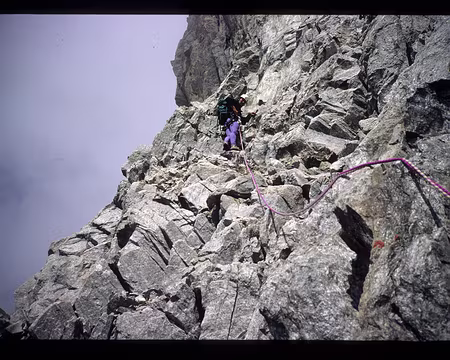 031.jpg Gravir un dièdre gris (6 m, 6b ou A0, 4 pitons), puis traverser à gauche sur 12 m jusqu’à une petite terrasse.