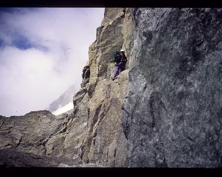 033.jpg Le relais rejoint par une traversée en descente, puis horizontale sur 12 m. Corde fixe en place.