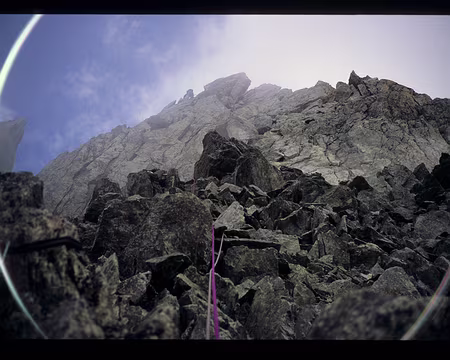 034.jpg La sortie et ses rochers instables, puis par des dalles sur le flanc gauche du pilier.