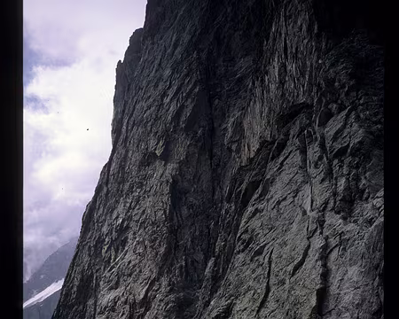 048.jpg Course ED- de 600 m dont 400 m de difficultés: 30 pitons, A!iens noir à gris. Camelots bleu 0.3 à bleu 3.