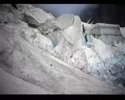 049.jpg Retour sur le glacier du Freney. Toute l’escalade rocheuse depuis la vire Schneider s’est faite en chaussons.