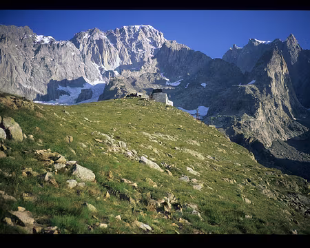 054.jpg Le 24/08, refuge Monzino 7h. Val Veny 9h30.