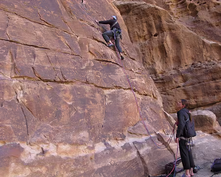 002 L’excellent grès noir qui caractérise cette voie de 8 longueurs pour un dénivelé de 300 mètres, TD+ ou ED- pour Tony Howard.