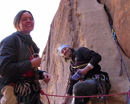 008 R2. Notez les deux coinceurs placés en complément des pegbolts de ce relais.