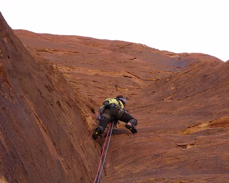 015 Peu après R4, la voie cesse de suivre le dièdre pour s’engager à gauche.