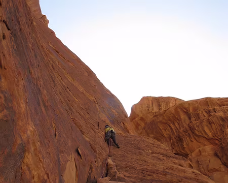 018 Poursuivre encore dans le dièdre pour accéder à une traversée exposée.