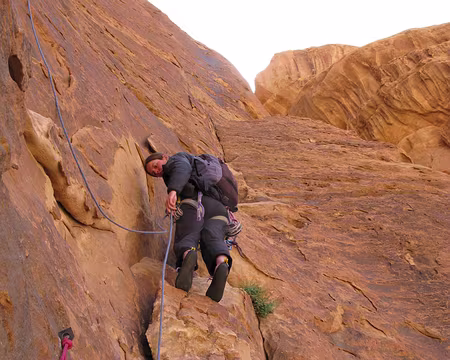 019 Claire en charge du retrait des coinceurs mis en place dans les longueurs.