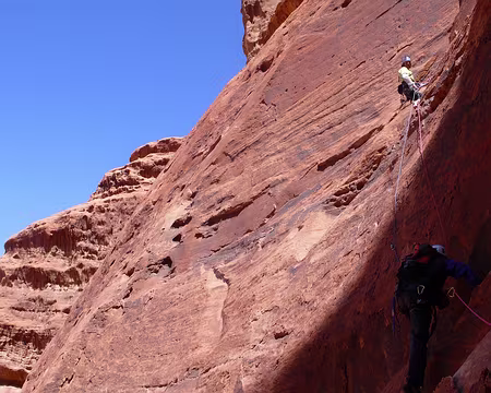 023 Après la traversée, un passage en dalle sur de minimes prises.
