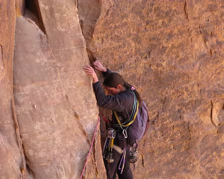 024 Claire s’engageant dans la traversée exposée.