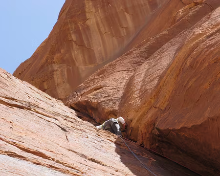027 L6 en 6a/6b où il convient de se coincer un court moment avant d’utiliser les reliefs du mur de gauche.