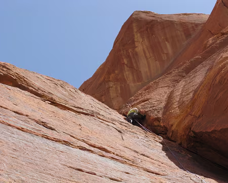 028z14 Le premier de cordée plaçant une protection. Soulignons que dans la totalité des 8 longueurs, la protection se fait uniquement sur coinceurs.