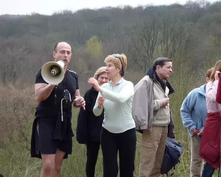 PXL029 Plus rien ne l'arrête, Bernadette est obligée de lui reprendre de force le mégaphone !
