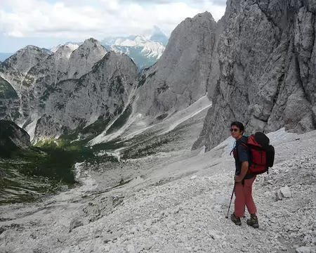 PXL014 Descente du col Nabois sur le refuge Pellarini que l'on devine dans le vert