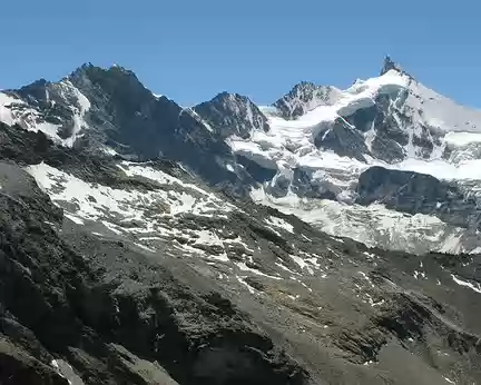 003 Vue sur la longue traversée qui depuis l’arête du Blanc fait la jonction avec les Pointes de Moming, 3357 mètres, et à gauche le Schalihorn
