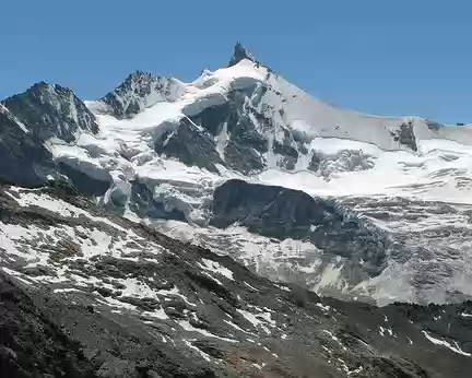 005z31 Le Zinalrothorn, 4221 mètres, avec en aval de l’épaule, l’élégante arête du Blanc qui se gagne depuis le refuge du Mountet