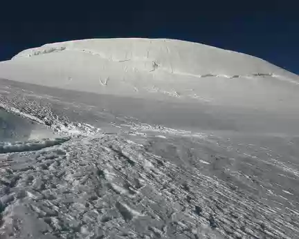 008 Le débonnaire sommet du Bischorn, 4153 mètres, gagnée par un itinéraire sans difficulté technique traversant le Turtmanngletscher en direction est pour gagner...