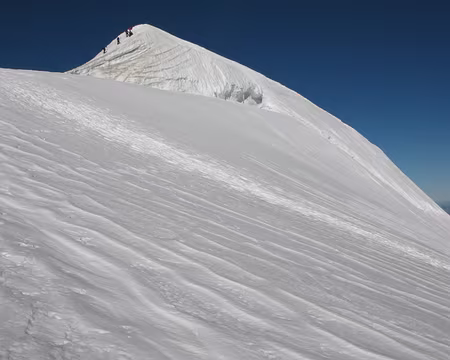 010 Une courte arête de neige raide pour gagner le sommet,4153 mètres