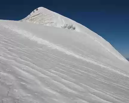 010 Une courte arête de neige raide pour gagner le sommet,4153 mètres