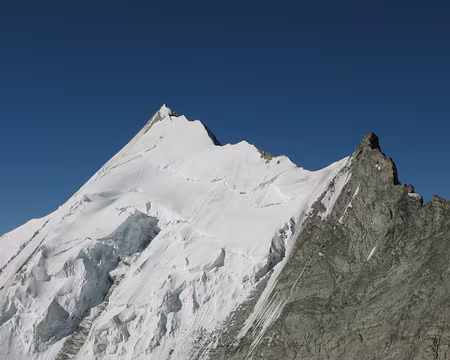 011 Du sommet, l’arête nord du Weisshorn, son Grand Gendarme, puis les arêtes neigeuses effilées qui conduisent au sommet