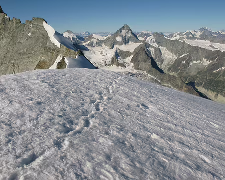 015 Les traces laissées par une cordée engagée dans la traversée du Weisshorn