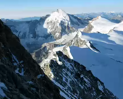 013 Regard sur la première bosse neigeuse, 3882 mètres, avant l’arête neigeuse, puis rocheuse qui donne accès au Grand Gendarme, 4098 mètres