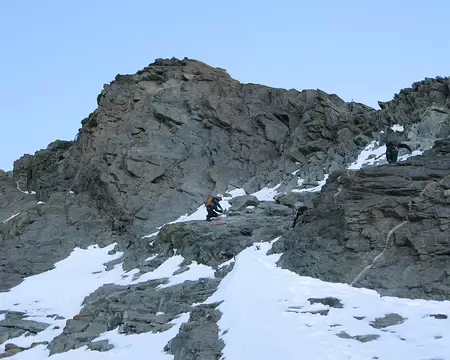 016 La crête neigeuse et les dalles qui conduisent au faite en amont du Grand Gendarme