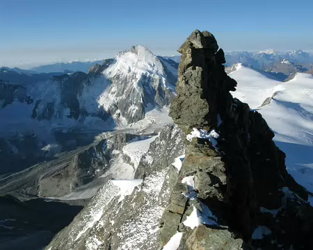 017z32 Grand gendarme et en arrière-plan la Dent d’Hérens. Au loin le Mont Blanc
