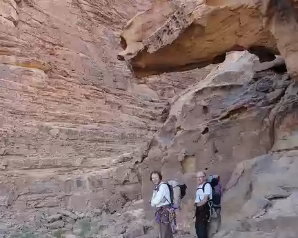 004 Avant de s’engager dans le cayon qui conduira au sommet du Djebel Roum avec de lourds sacs (3 litres d’eau pour ces 48 heures).