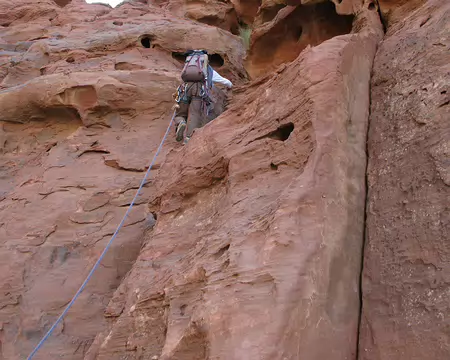 011 Une escalade qui ne déroute pas les habitués des grès de Fontainebleau. 2 "Bleau" au plus.