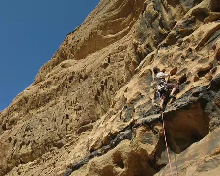015 La longue traversée exposée en 5c/6a qui conduit au départ d’une fissure située à la limite gauche du surplomb de grés taché de noir qui domine Philippe.