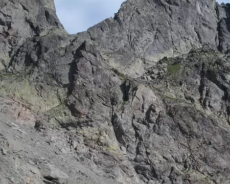 003 "Gaspard 1er " débute par un petit pilier en bordure gauche d’un couloir cheminée, 50 mètres en amont du bas de l’éperon.
