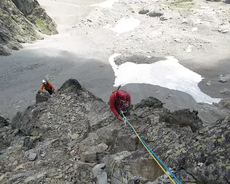 017 Attention au couloir empierré situé entre les deux grimpeurs.
