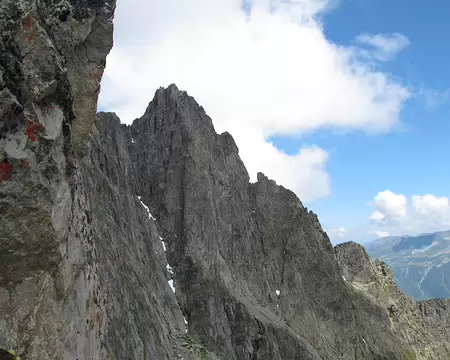 022 Encore une voie Sylvain Ravanel à l’arête sud des Aiguilles Crochues: 400 mètres, 15 longueurs dont 9 en 5b/5c.