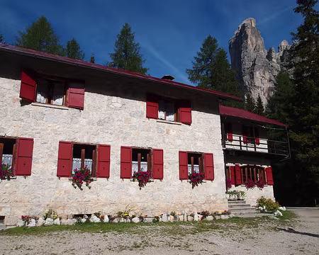 003 Refuge Vazoller avec au second plan la Torre Venezia.