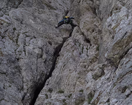 010 Deuxième longueur en 3/4 de la voie Da Roit.