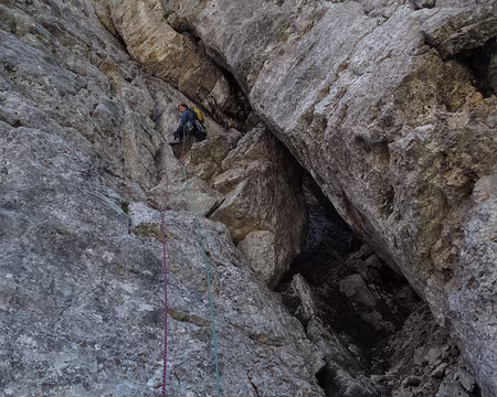 011 Deuxième longueur en 3/4 de la voie Da Roit.