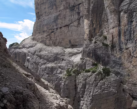 016 La vire de la voie de descente de la Torre Venezia gagnée en trois rappels depuis le sommet de la Venezia.