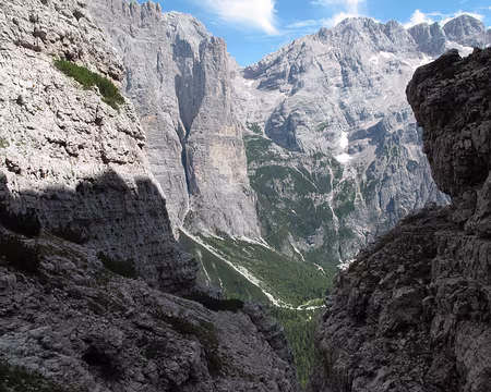 018 La voie Tissi chemine dans les murs gris qui jouxtent l’arête nord-ouest de la Torre Trieste.