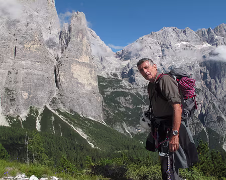 019 Le pilier vertical de la voie Cassin se détache sur l’arrière-plan de forêts et de parois calcaires.