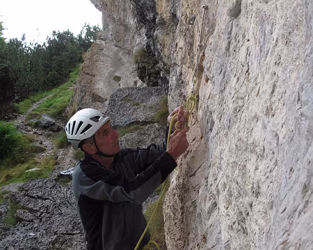 003 Se vacher avec un cabestan sur le mousqueton à vis placé sur l’un des points du relais.