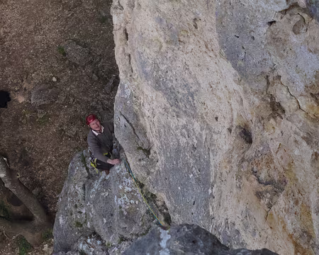 003 La vire ascendante qui conduit à la courte cheminé amenant à R1.
