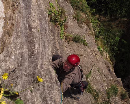 013 Courte traversée sous un petit surplomb