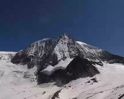 013 Du refuge des Dix regard sur la face nord du Mont Blanc de Cheilon dont les voies glaciaires ne sont plus parcourues qu’en début de printemps