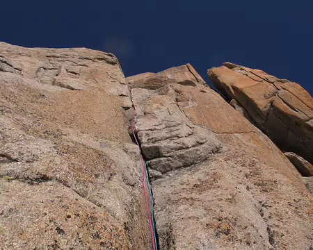 000 Le dièdre-fissure en 5c de L6 où nous précèdent une cordée de grimpeurs israéliens qui le lendemain parcourront la voie des Suisses au Grand Capucin