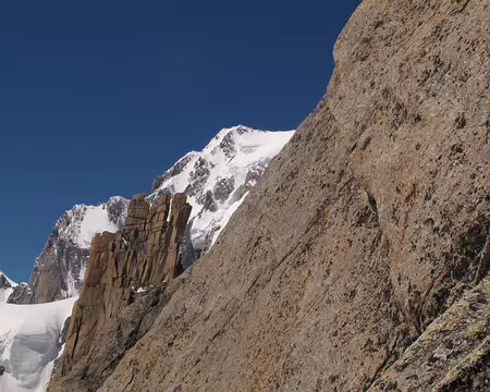 002 Au premier plan le Trident du Tacul. Au second le Grand Pilier d’Angle et l’arête de Peuterey