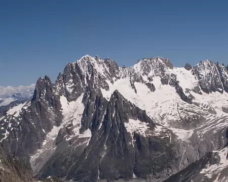 005 Le bassin de Talèfre et la Verte. Noter que le couloir d’accès à l’aiguille sans Nom apparaît en ce début juillet en conditions tout comme le couloir Whymper....