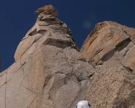 006 A gauche le sommet du Roi du Siam qui se gagne en 2 longueurs. A droite le sommet du Petit Capucin 007.jpg=Pause à R7