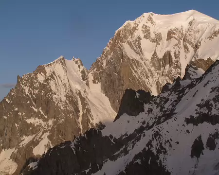 010 Du refuge Torino les aiguilles Blanche de Peuterey et l’arête de l’Innominata en arrière-plan