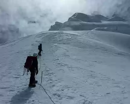 PXL015 un petit regard en arrière en descendant, on ne voit pas le sommet caché derrière le dernier ressaut